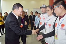 广东省委常委、宣传部部长慎海雄（左）亲切接见廉江市志愿者服务中心的志愿者