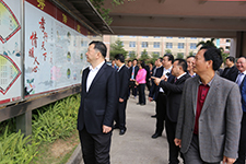 广东省委常委、宣传部部长慎海雄（左）等领导参观廉江一中传统文化宣传专栏